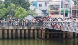 Thi thể nam sinh nổi lềnh bềnh trên kênh Nhiêu Lộc