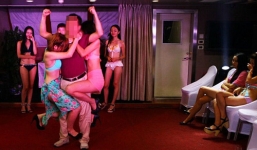 Loạt ảnh đại gia thác loạn cùng dàn mẫu hậu triển lãm game