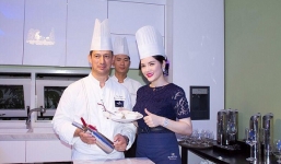 Lý Nhã Kỳ đổi nghề làm đầu bếp chuẩn bị cho đêm tiệc tại nhà