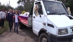 Người dân phải dùng xe tải chở 'người khổng lồ' ra nghĩa địa