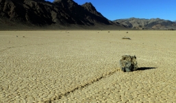 Đã giải mã được bí ẩn những hòn đá 'biết đi' trong Thung lũng chết