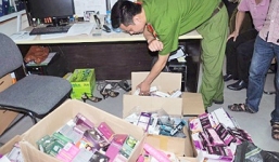 Phát hiện hàng rong Hà Nội bán... đồ chơi tình dục