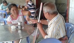 Phẫn nộ cảnh 'chăn dắt' 'chồng' mù lê lết đi ăn xin