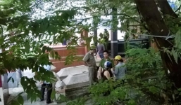 Phát hiện xác nam thanh niên chết bí ẩn giữa hai ngôi mộ