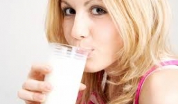 Những đối tượng không nên uống sữa vào bữa sáng