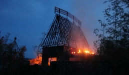 'Nàng tiên cá Rusalka' bỏ hoang bốc cháy ngùn ngụt