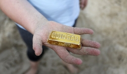 Đổ xô ra biển săn 30 thỏi vàng vùi trong cát tại Anh