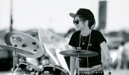 Cô gái xinh đẹp trổ tài đánh trống cực đỉnh gây bão cộng đồng mạng