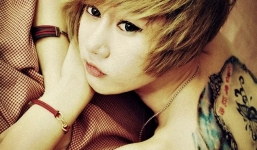 Những nữ sinh nổi tiếng với hình xăm, lỗ khuyên 'khủng'