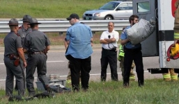 Cả 'núi tiền' trút xuống đường vì lật xe