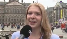 Nữ sinh nude giữa đường phố để được miễn học phí