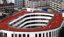 Sân điền kinh hiện đại được xây ngay trên nóc trường tiểu học