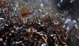 “Nam thanh niên vứt cọc tiền 500 nghìn khiến tắc đường Hồ Đắc Di”