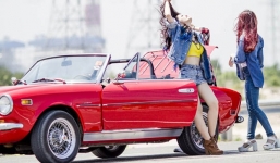 Đông Nhi tự tin khoe dáng bên chiếc 'xế hộp' mui trần  