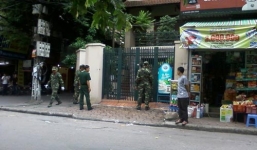 Bộ đội, công an 'khám' hộp quà lạ ở nhà tướng quân đội 