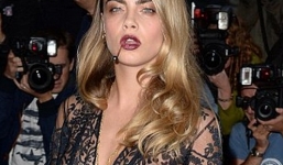 Siêu mẫu 9X say xỉn, làm loạn ngã lăn quay ở sự kiện