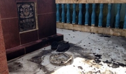 Người đàn ông tự thiêu bên mộ cha