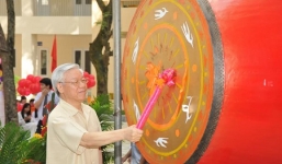 Tổng Bí thư Nguyễn Phú Trọng đánh trống khai giảng tại trường cũ