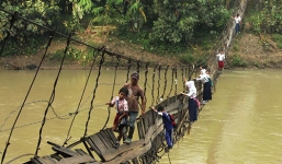 Rùng mình những con đường đến trường nguy hiểm nhất thế giới