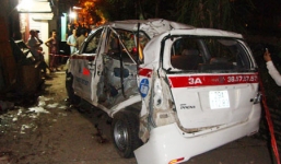 Chở 9 người, taxi bị tàu hỏa tông khi qua đường ray