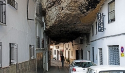 Hơn 4.000 người sống dưới gầm tảng đá khổng lồ