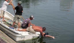 Vớt xác nam thanh niên để lại 34 triệu đồng rồi nhảy xuống hồ tự tử