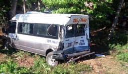 Xe khách bị húc xuống vực, 8 người bị thương