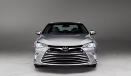 Giá bán chính thức của Toyota Camry 2015