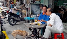 Tây cũng khoái bia vỉa hè, sao phải cấm?