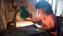 Cô bé mồ côi 10 năm liền là học sinh giỏi