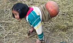 'Cô gái bóng rổ' mất hai chân trở thành nhà vô địch bơi lội