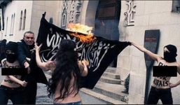 Thiếu nữ bán khỏa thân phát động phong trào 'Thử thách đốt cờ IS'