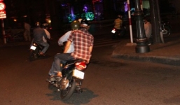 Hai tên cướp cầm mã tấu chém đứt gân tay thiếu úy công an