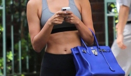 Bạn gái Ronaldo diện đồ bó sát khoe chân dài, eo thon trên phố