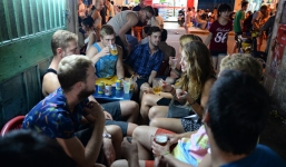 Đừng nói ‘cấm bán bia vỉa hè’ là viển vông