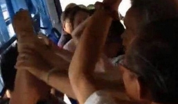 Thanh niên bị bốn cụ già 'hạ gục' vì không chịu nhường ghế xe bus