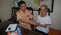 CSGT giúp đỡ cụ ông 84 tuổi lạc giữa phố đêm về nhà