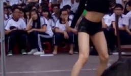 Nam sinh múa cột trong ngày khai giảng: Trường học hay quán bar?