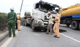 Xe tải mất lái đâm nát dải phân cách, tài xế thoát chết thần kỳ