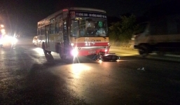 Xe máy cắm vào gầm xe buýt, hai người nguy kịch