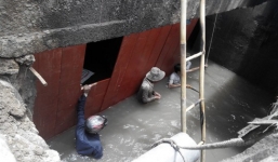 Vụ bé trai bị cuốn xuống cống: Hàng trăm người chặn dòng chảy tìm kiếm