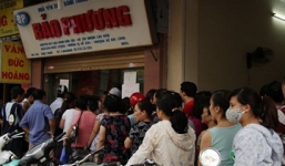 “Chiêu trò” bán bánh trung thu Bảo Phương khiến người mua phải xếp hàng dài