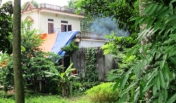 Vợ gọi ra ăn sáng, thấy chồng chết trong tư thế treo cổ