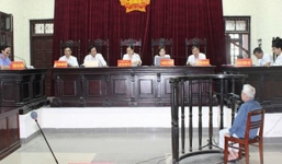 Ghen tuông, ông lão U90 trút trận mưa dao vào người vợ