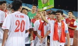 Dân mạng tranh cãi nảy lửa về bức ảnh ăn mừng của Công Phượng