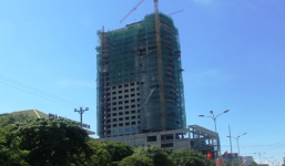 Khách sạn của đại gia 'điếu cày' bị đình chỉ, vẫn thi công