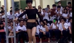 Nam sinh múa cột sexy trong lễ khai giảng
