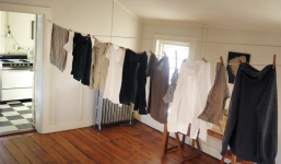 Tác hại nguy hiểm của việc phơi quần áo trong nhà