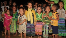 Cùng đồng bào người Mông đón tết Trung thu