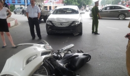 Đâm vào ô tô, một người nguy kịch